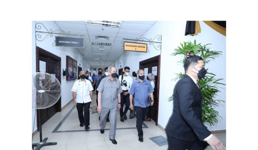 拿督斯里旺祖乃迪（左二）巡视古晋法庭大楼。