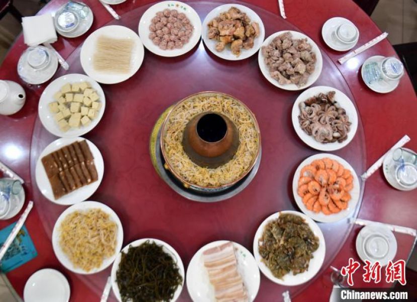 浑锅，亦作荤锅，相传是满族入关时带来的吃法。图为山海关浑锅。