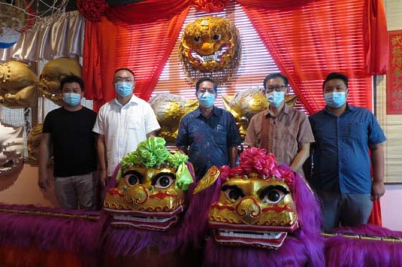 众人于高量版的北狮前合影，左起本地舞狮制作家陈志财、砂华青团财政郑国栋、社区领袖陈如飞、人联党巴厘都林当支部主席薛华东及巴厘都吉当支部副组织秘书龚财源。