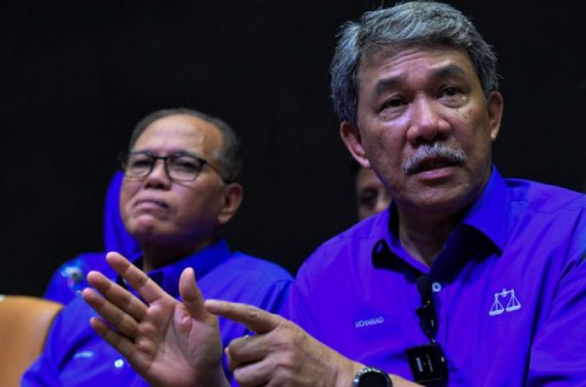 @ 莫哈末哈山（右）指首相承诺不久后举行大选。