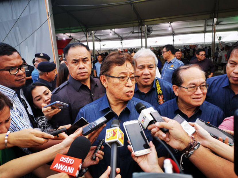  砂首长拿督巴丁宜阿邦佐哈里（中）接受媒体访问。