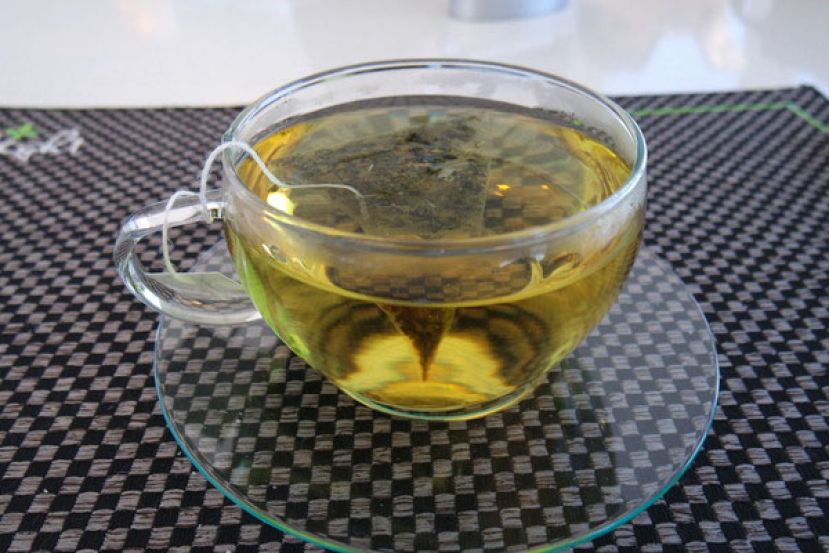 研究指出，使用塑胶茶包泡茶，热水一冲竟会释放出多达数千颗塑胶微粒。