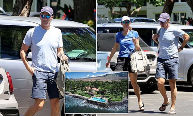 贝克尔与妻子被拍到穿运动短裤和夹脚拖在拉海纳街头漫步。