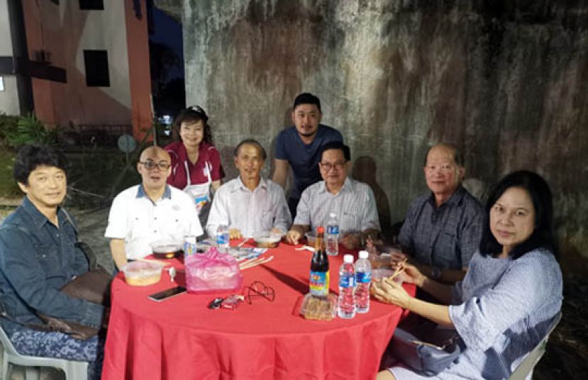 余志豪（左三）在古晋福州公会领导们的陪同下宴请吴标生（左四），品尝福州美食。