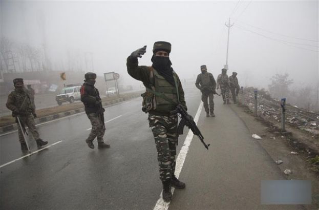 印度士兵在印控克什米尔地区地区警戒。