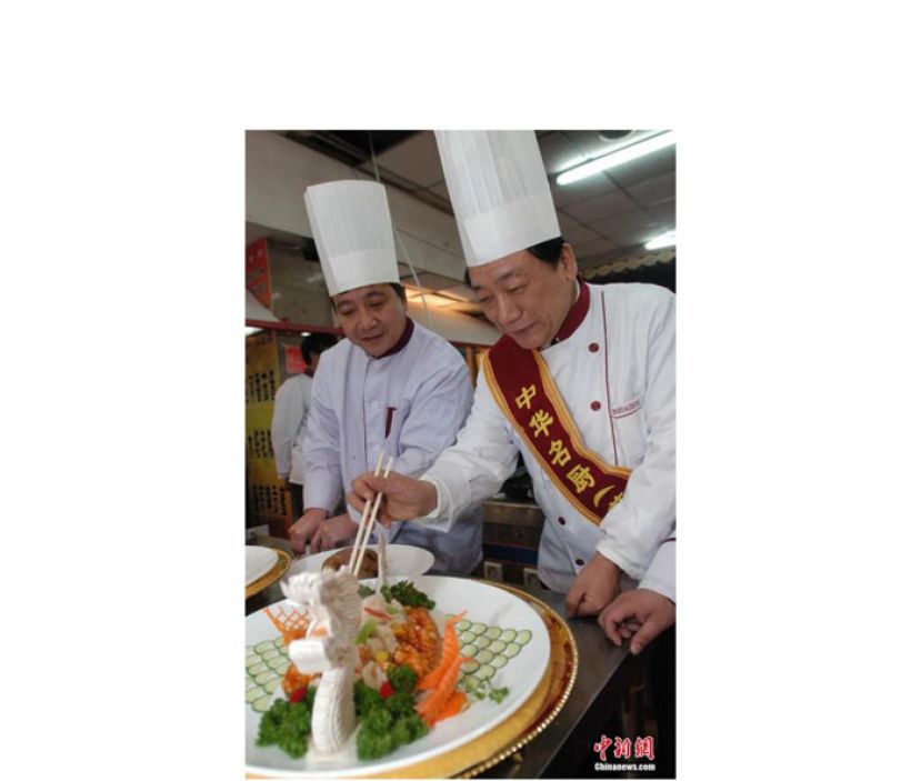 2007年2月，在沈阳第十一届副食节现场，刘敬贤现场制作&ldquo;满汉全席&rdquo;菜肴。