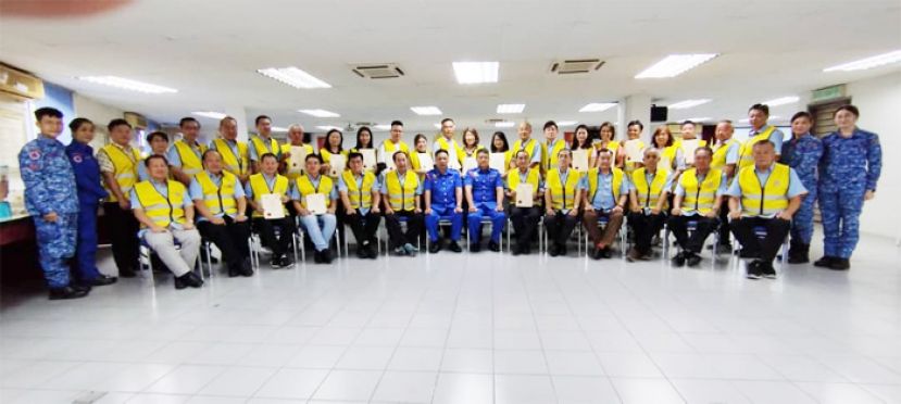 德总赈灾特工队在颁发民防部队证书仪式后大合照。