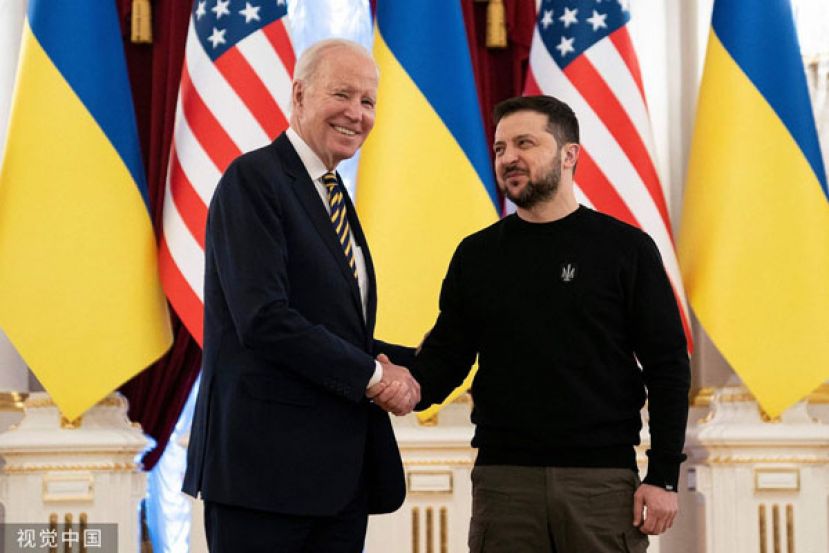 这是自2021年8月以来，拜登政府第54次军援乌克兰。美国总统拜登（左）与乌克兰总统泽伦斯基（右）。