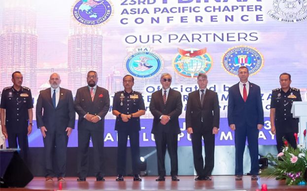 因为误解美国联邦调查局观察名单上 98%是穆斯林名字