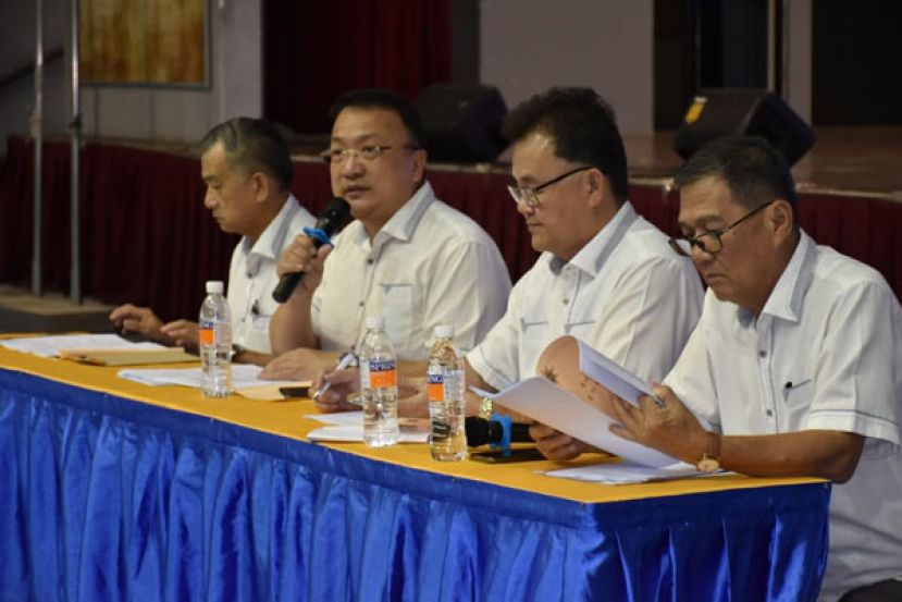 晋汉连省津贴华小董联会会长蔡文铎（左二）出席晋汉连省华小董联会第二十届第二次常年代表大会。