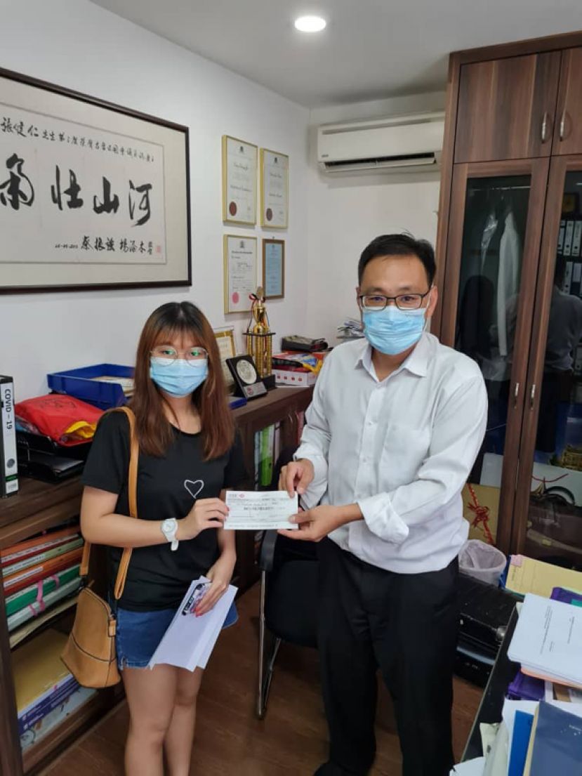 实旦宾区国会议员兼哥打圣淘沙区州议员张健仁（右）移交支票予Delia Lee（左）。