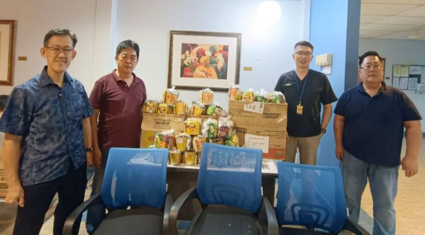 毕打拿忠福宫广泽尊王庙顾问薛华东（左起）、主席许义华移交食品予院方许瑞强医生；右1是该庙副秘书张荣华。