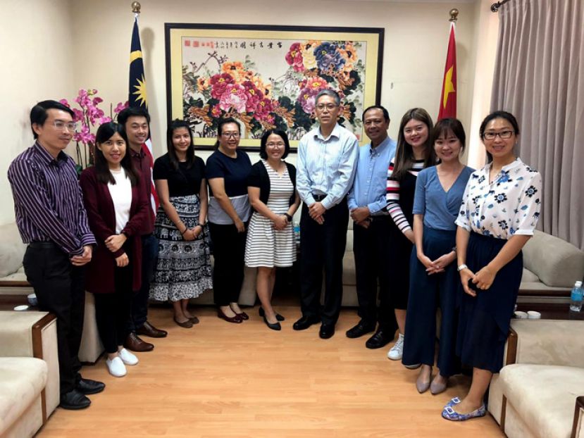  中国驻古晋副总领事张阳（右五）砂媒体考察团团员交流后合照。