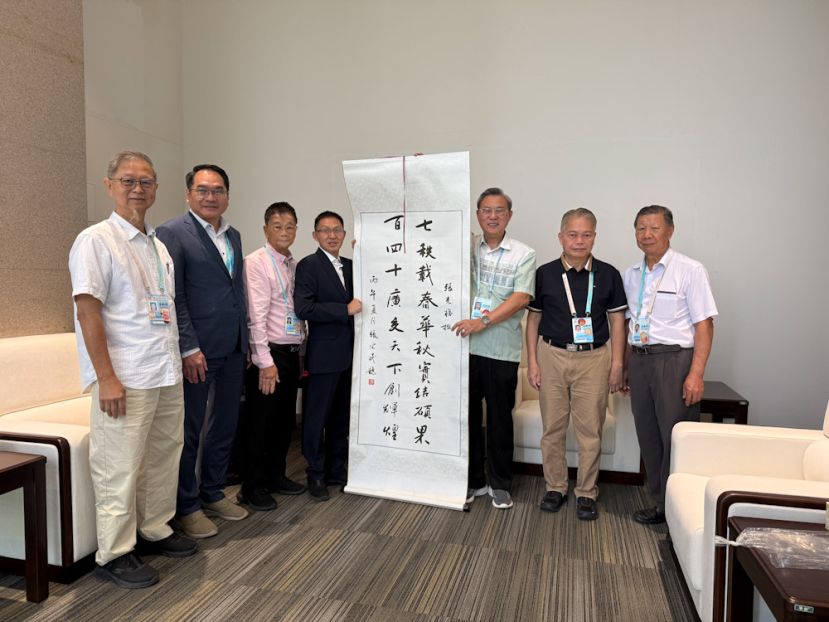 笔者赠送贺联于广交会，由对外联络部副总经理曹永强（左四）接收。
