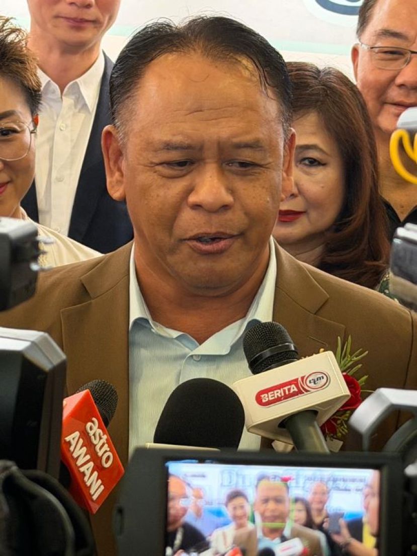 砂拉越交通部副部长拿督亨利吉纳向媒体发表谈话时摄。