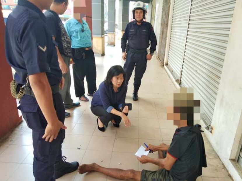 郑爱鸰关注诗巫街头的流浪者。