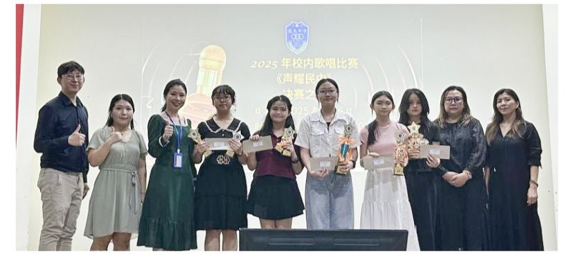 初中组获奖者，左起联课主任王理康、辅导主任林彩虹、校长赖淑珍、右起评审老师薛又菱和郑莉瑛。