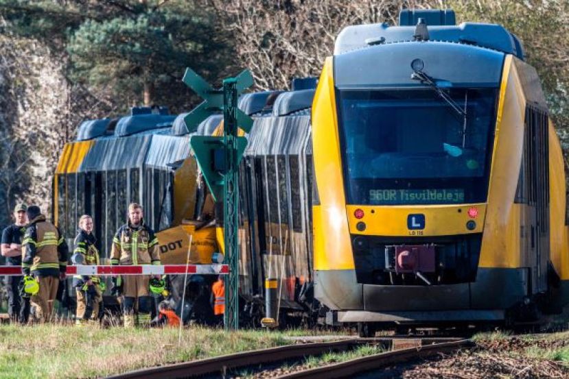 丹麦2列火车相撞，致17人伤。