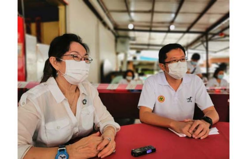 砂人联党古晋支部主席杨莉（左）与潜能候选人之一的黄廉欢向媒体发表谈话。