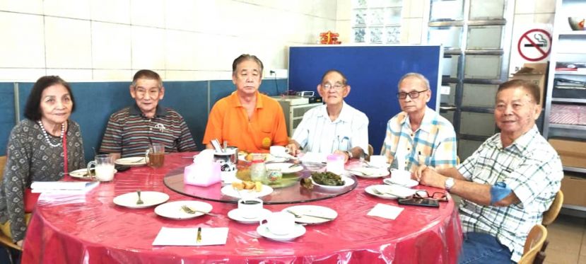 右起为砂福利协会副主席黄乐之、顾问黄纪邻、主席贝雄伟、秘书长李东光以及福利任主任杨子优与妻子何秀英。