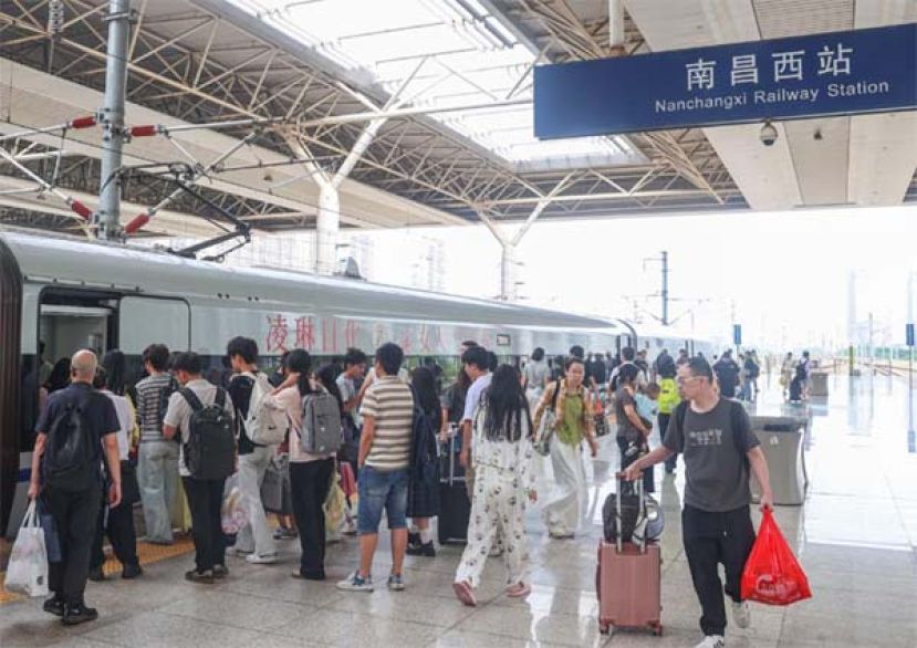 中国铁路中秋国庆假期运输启动，预计发送旅客2.84亿人次。