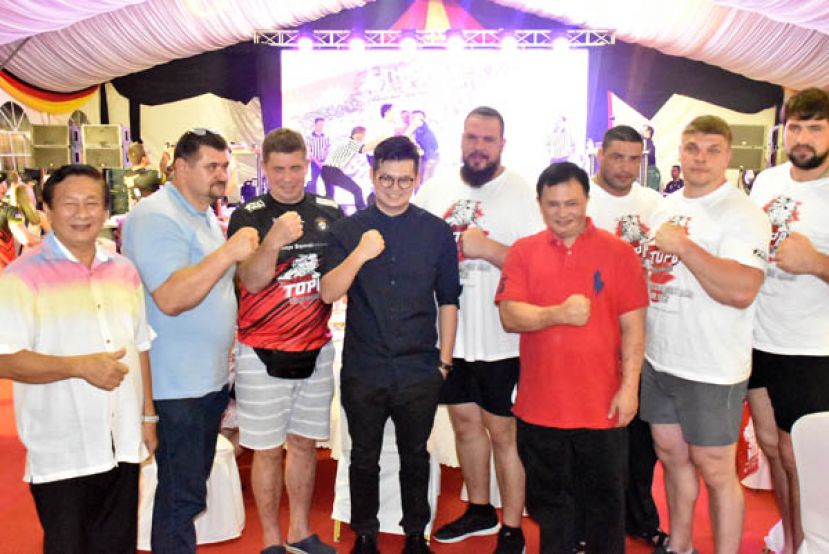 筹委会顾问拿督斯里陈志力（右三）及古晋国会议员俞利文（左四）与选手们合照。