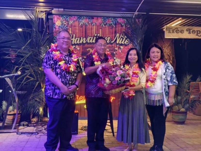 在古晋漳泉公会会长拿督黄国辉（左）以及筹备会主席叶苔箐（右）的陪同下，砂拉越漳泉公会会长李贤德（左二）赠送纪念品予主宾许德婉时影。