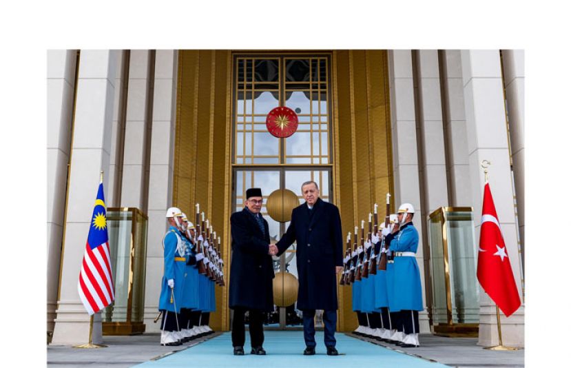 土耳其总统埃尔多安(右)欢迎首相安华的到访。