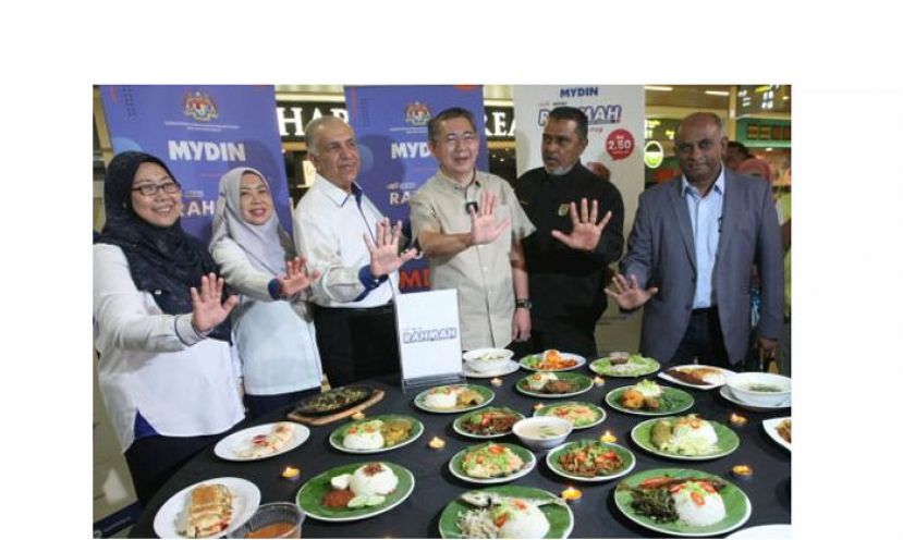 沙拉胡(右3)展示5令吉的慈悯套餐。