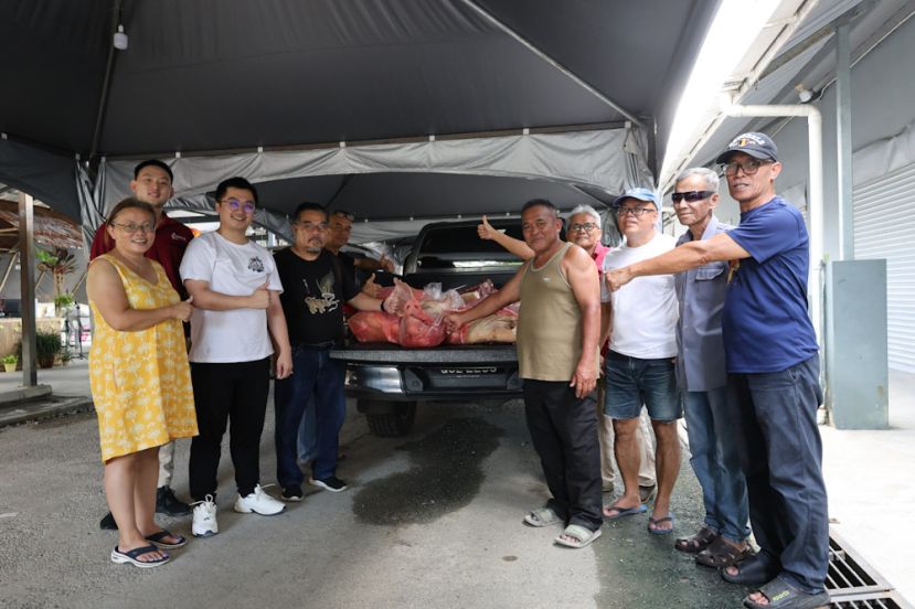 张健仁特别拨款赞助生猪肉予甘榜瑟玛巴村委会