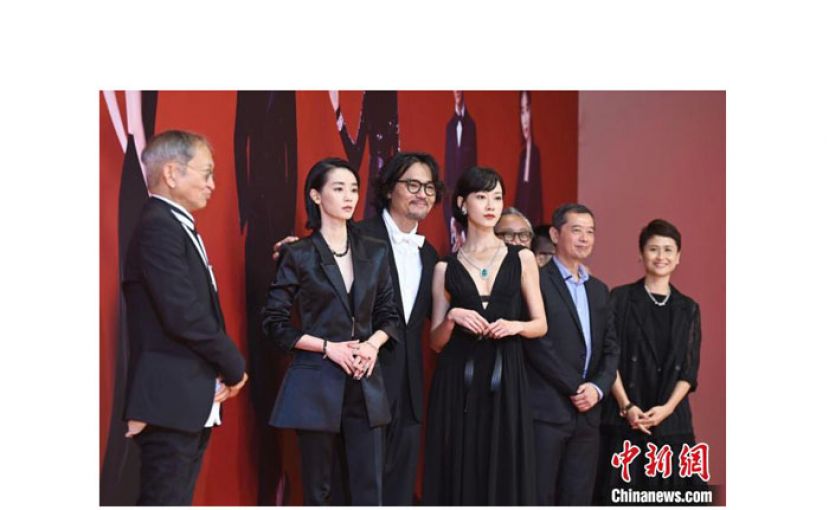 《智齿》剧组出席第四十届香港电影金像奖，左二为刘雅瑟。