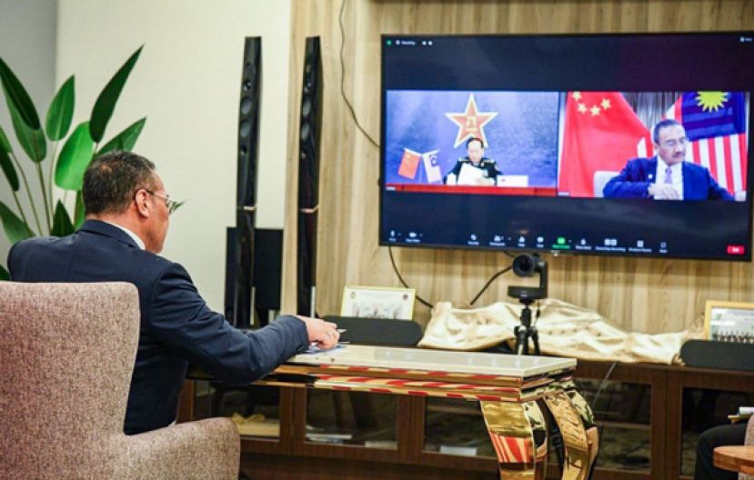大马国防部高级部长拿督斯里希山慕丁与中国国防部长魏凤视频通话。
