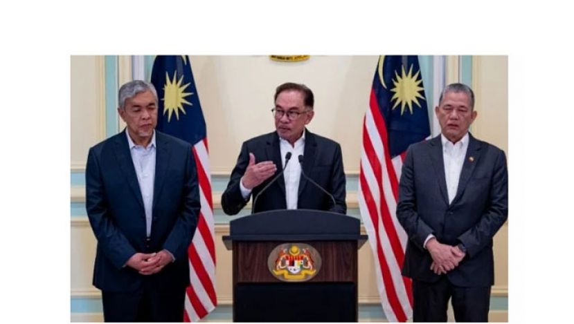 首相安华(中)在两名副首相扎希(左)和法迪拉(右)陪同下，召开新闻发布会。