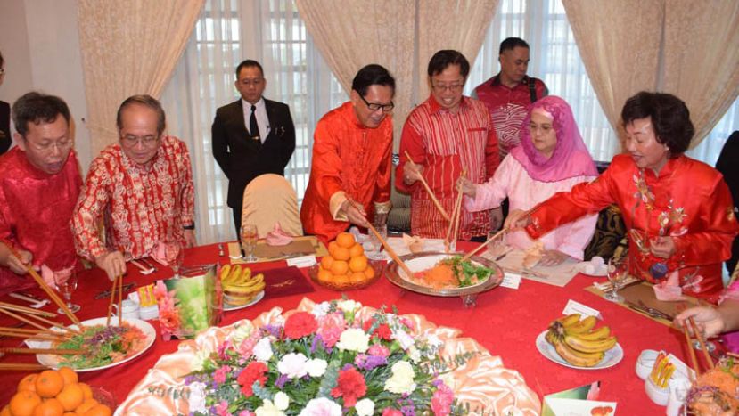 图示：首长阿邦佐及夫人(右3及2)在拿督李景胜伉俪陪同下，与嘉宾们进行捞生仪式。左1及2分别为拿督沈桂贤及拿督阿玛道格拉斯。