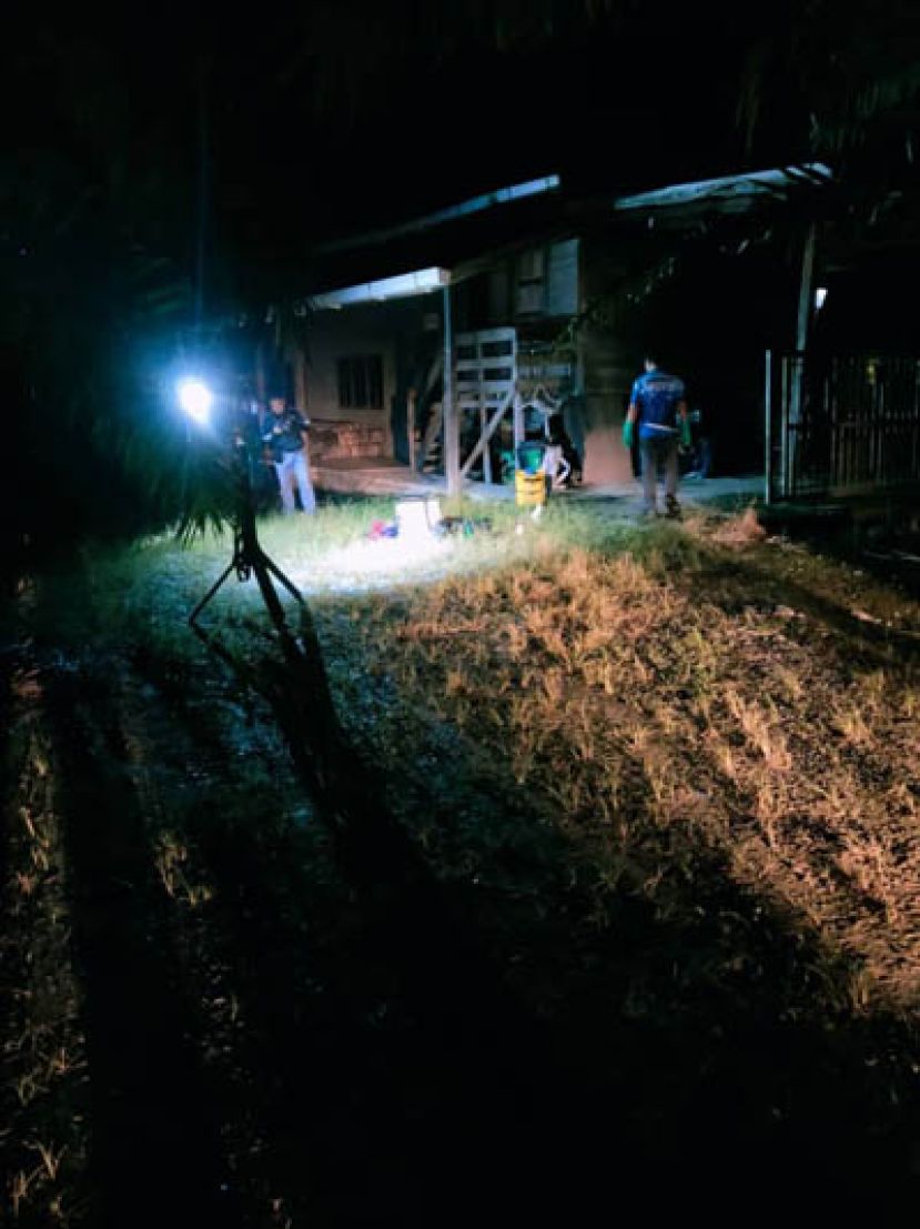 警方西连甘榜恩沙邦阿必命案现场展开调查。