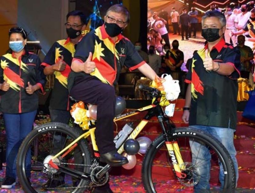 砂首长拿督巴丁宜阿邦佐哈里在活动上骑脚踏车时摄。