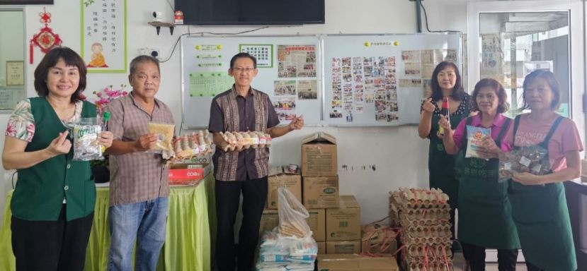 薛华东（左3）代表善心者移交食品予祥音斋职工；左为吴普合居士。