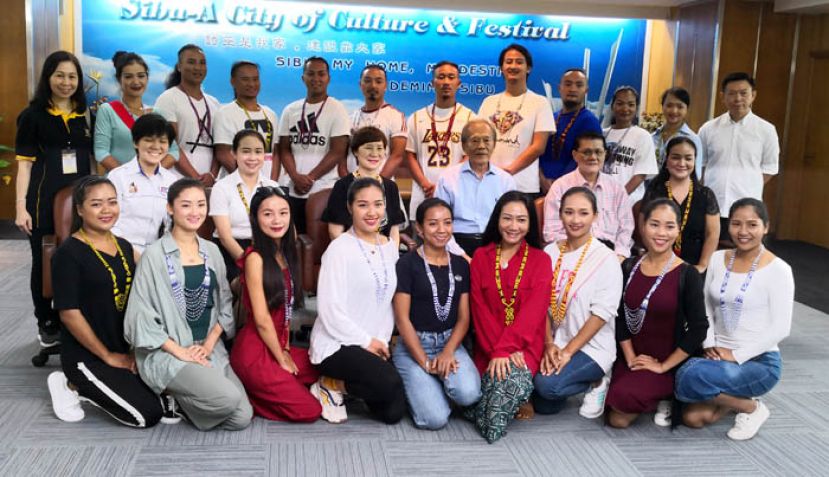 云南省文化和旅游厅代表团与拿督张泰卿合影。