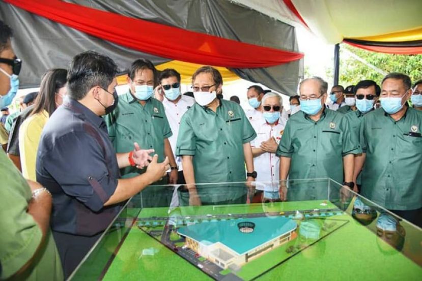 砂首长拿督巴丁宜阿邦佐哈里（中）欣赏砂农民协会新会所大楼模型。