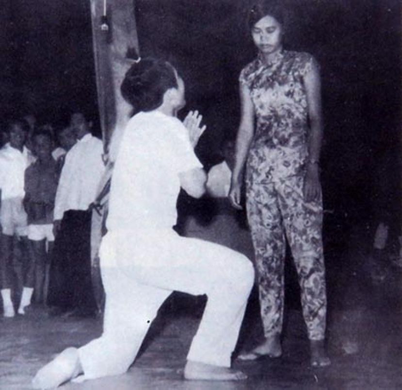 沈国明收集的早期剧台演出的画面之一。