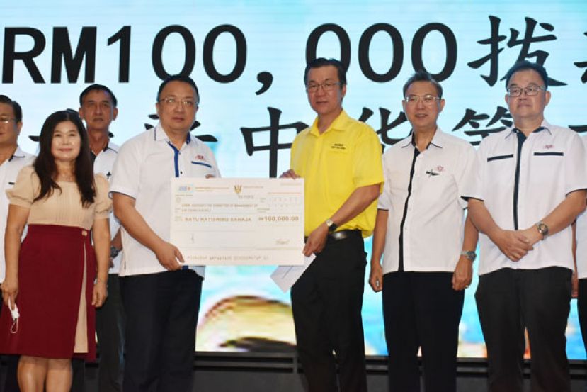 哥打圣淘沙区州议员叶耀星（右三）移交10万令吉拨款予古晋中华小学校董会主席拿督蔡文铎（左三），左二为二小校长张丽萍。