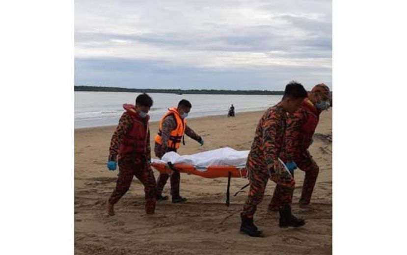 搜寻队伍将伊布拉欣的尸体抬上岸。