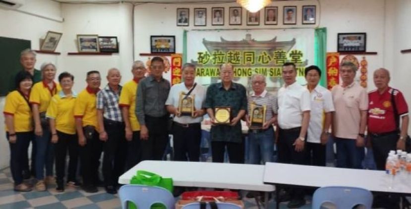 来自中国潮州市盤安善堂主席吴顯釗（右5）率代表团，联袂新加坡南安善堂主席许奕先生（右7）于周三（26日）下午到访砂拉越同心善堂拜会主席黄国远（右6）及理事，受到热烈的欢迎，众人并举行亲切交流会。