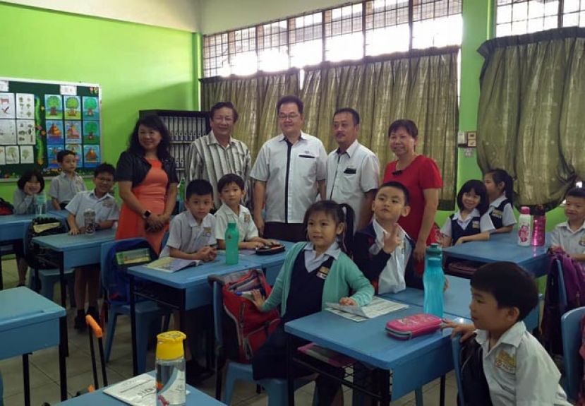 古晋中华小学校董会主席王长福（后排左二）率领众校董巡视三小学生上课情况。