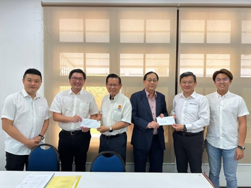 砂拉越人民联合党古晋支部66周年党庆晚宴筹委会联合主席兼青年团团长黄笃荣市议员（左二）以及古晋支部署理主席杨岩彬同志（右二）移交邀请函至史纳汀支部主席拿督斯里李景胜（左三）以及成邦江支部主席Francis Harden（右三）。