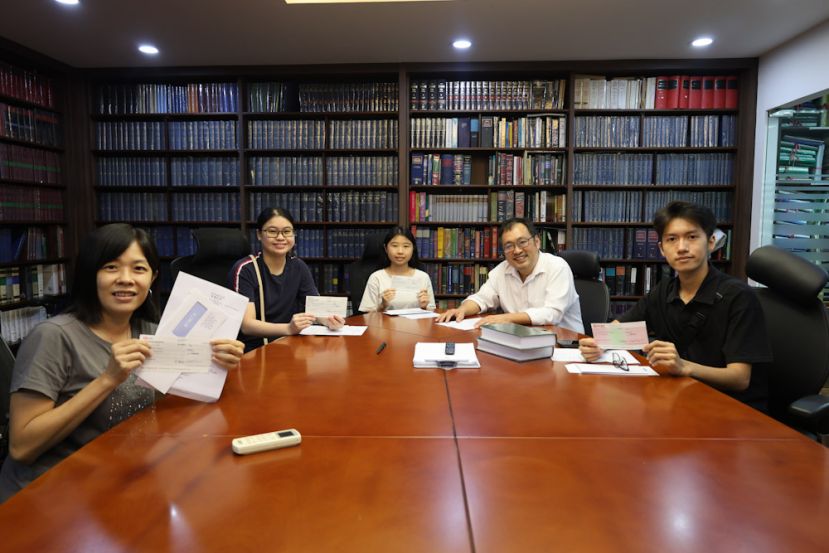 实旦宾区国会议员兼浮罗岸州议员张健仁（右2）在其律师事务所，亲自移交助学金支票予4名受惠学子。其中一名学子因身在西马大学上课，无法亲自到场，由其母亲代为领取。