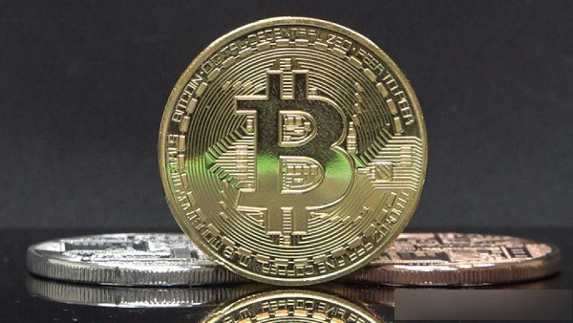 比特币8日震荡冲高，盘中一度突破70000美元关卡，创下历史新高纪录。