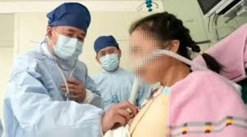 董念国（左）为术后的吴女士（右）查房。