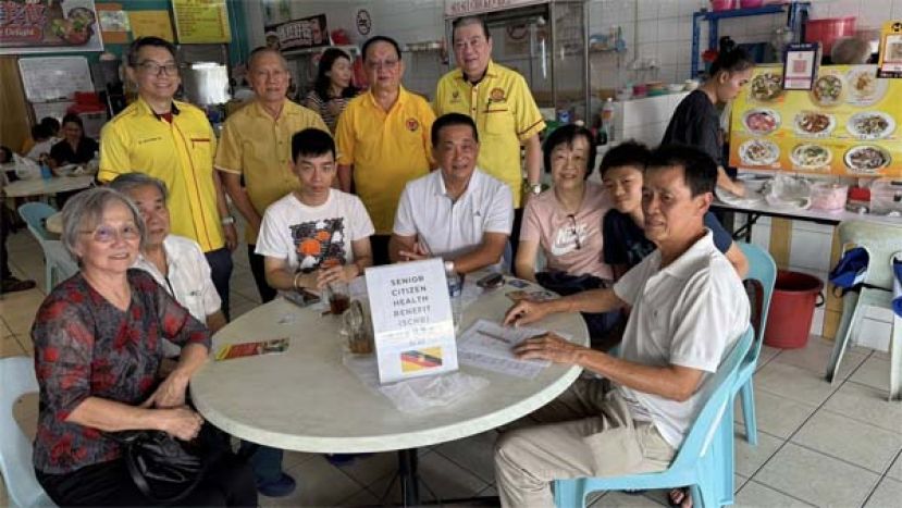 巴都林当区议员施志豪（坐者中）与社区领袖团队携手热诚为民众服务。