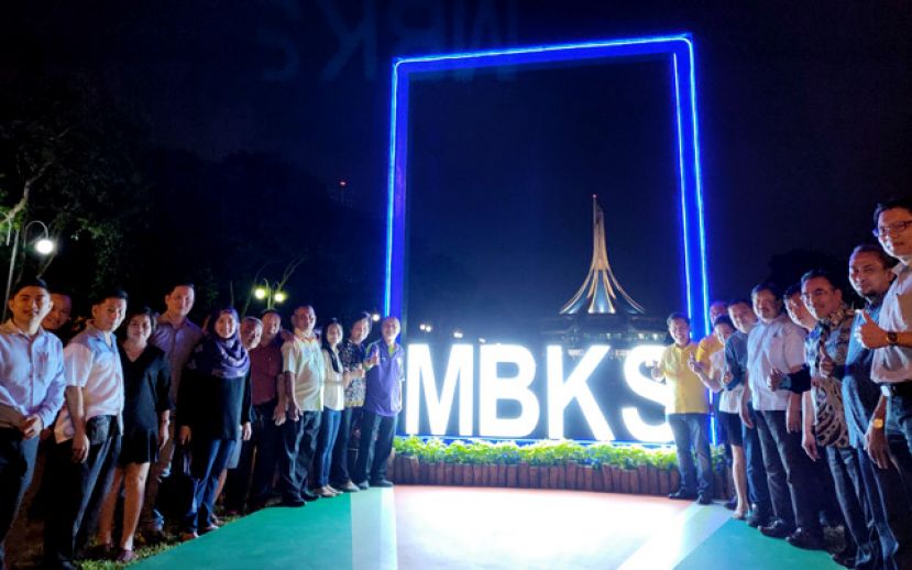 众嘉宾在&ldquo;南市之框&rdquo;打卡留念，右九起为拿督沈桂贤及拿督曾长青（右十）。